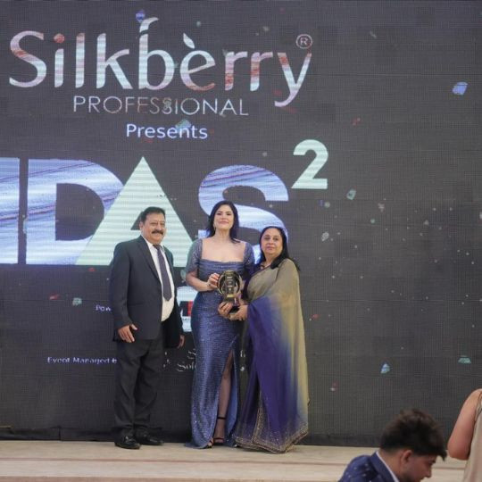 Thrilled to have received an international dazzling award from Zareen Khan!